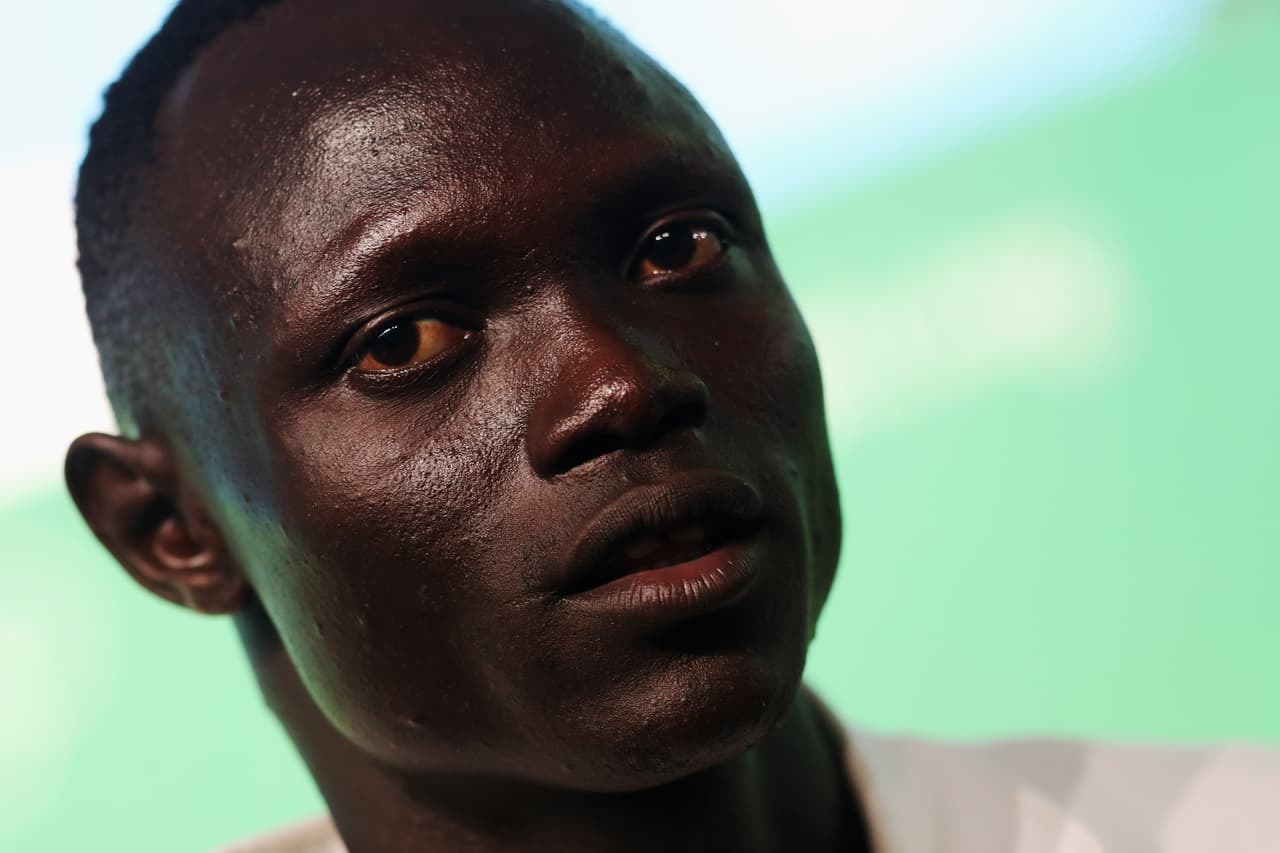 Paulo Amotun Lokoro - Atletismo - País de origen - Sudán del Sur - Los recuerdos de la infancia de Paulo Amotun Lokoro son corriendo por su vida con balas zumbando junto a su cabeza durante los ataques a su pueblo. En el 2006, cuando era un adolescente, abandonó Sudán.