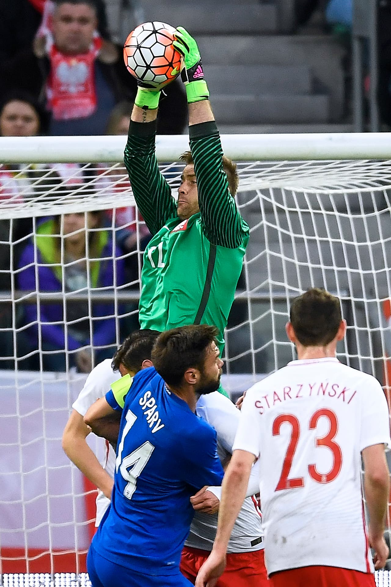 Si ha logrado hacer carrera en importantes ligas europeas, esto es porque sabe salir y descolgar centros, lo cual es muy apreciado por los entrenadores.