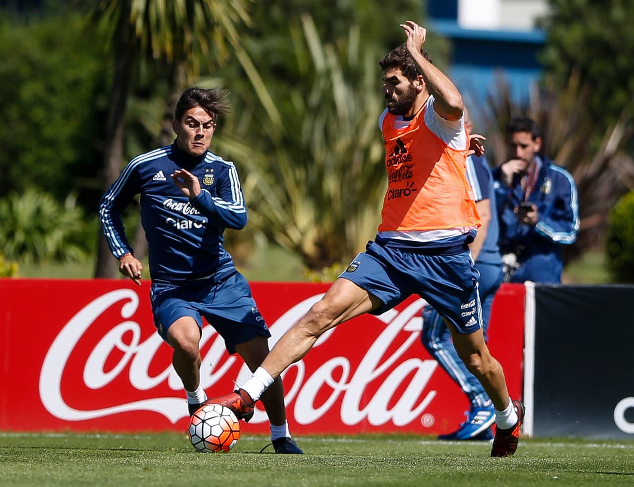 El empate lo hace depender de que haya un ganador entre Perú y Colombia y que pierda Chile, a la espera de que sea por una diferencia mayor a dos goles.