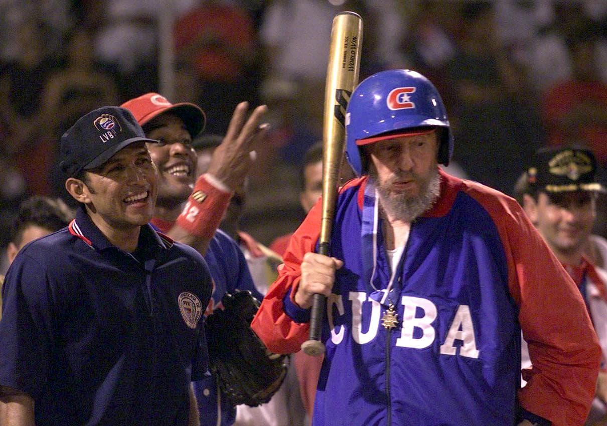 Los años no fueron pretexto para dejar al deporte, aquí lo vemos previo a un turno al bate en un partido de exhibición en su natal Cuba.