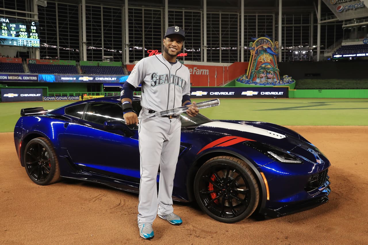 Robinson Canó fue el MVP del juego. Aquí lo vemos posando jungo al coche que recibió como premio por su actuación.