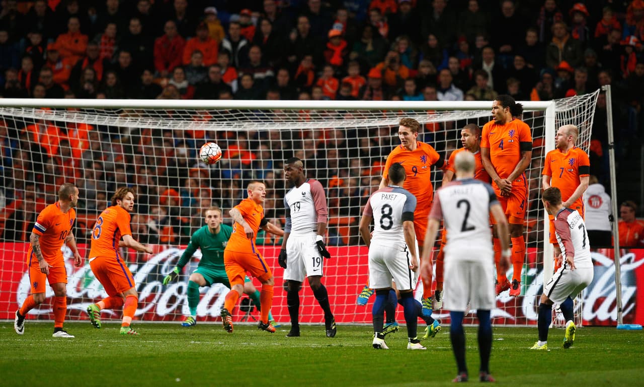 El zurdazo del atacante del Atlético de Madrid superó la barrera y se incrustró en el ángulo de la portería de Jasper Cillessen que ya nada pudo hacer para llegar al esférico.