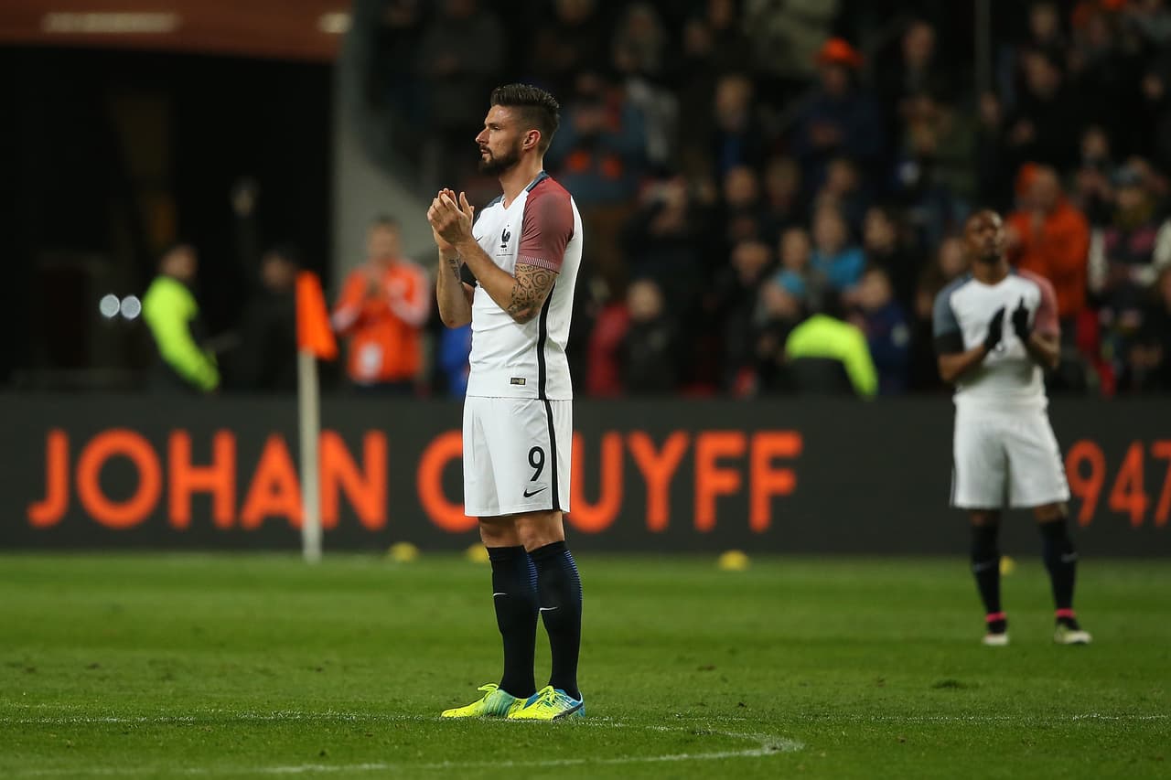 Los jugadores, inmóviles sobre el césped, contribuyeron en silencio y con aplausos al homenaje a Johan Cruyff. Pasados los sesenta segundos, el balón volvió a rodar sobre el terreno de juego en Amsterdam.