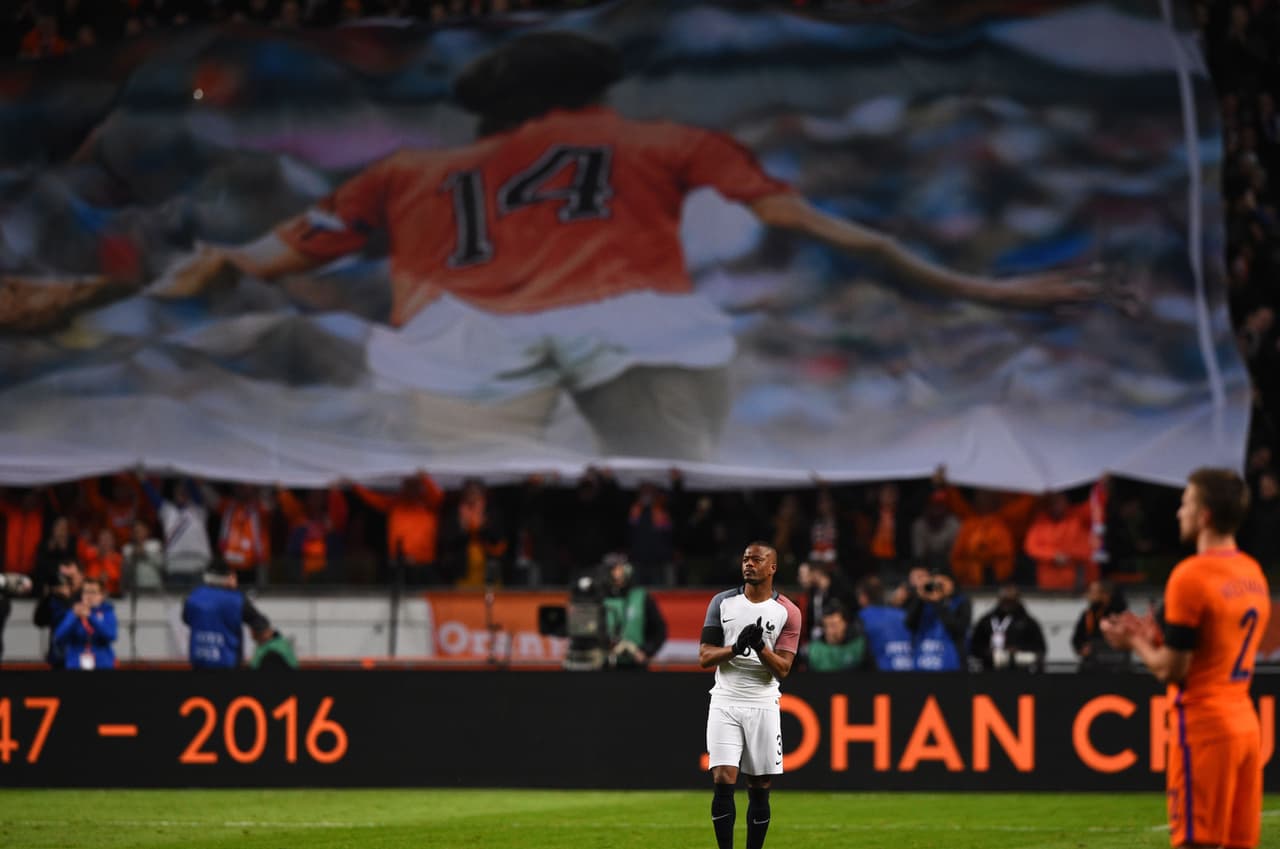 Francia derrotó a Holanda en amistoso donde se recordó a Johan Cruyff con un emotivo minuto de aplausos en donde se asomó una gran pancarta en las tribunas del estadio Amsterdam Arena con la imagen del ex dorsal 14, un número que pobló las gradas del inmueble tulipán.