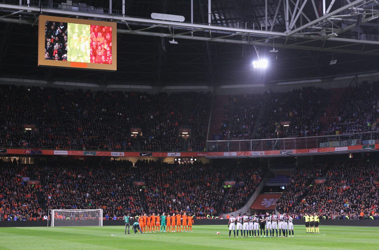 El partido internacional amistoso que disputaron en el Amsterdam Arena las selecciones de Holanda y Francia comenzó con un emotivo minuto de silencio para recordar a las víctimas en los ataques de Bruselas.