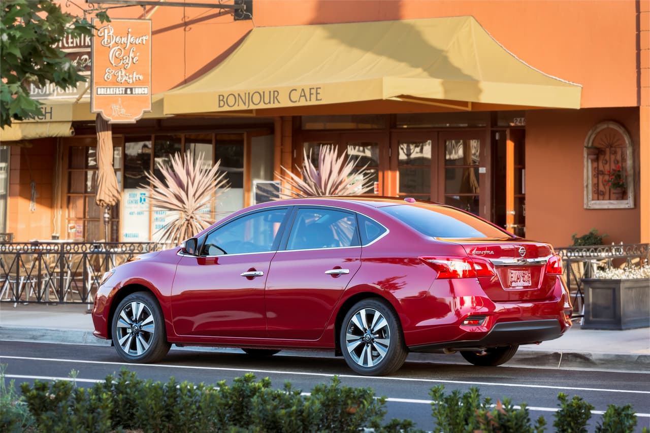 Nissan Sentra 2016, involucrado en un llamado a revisión.