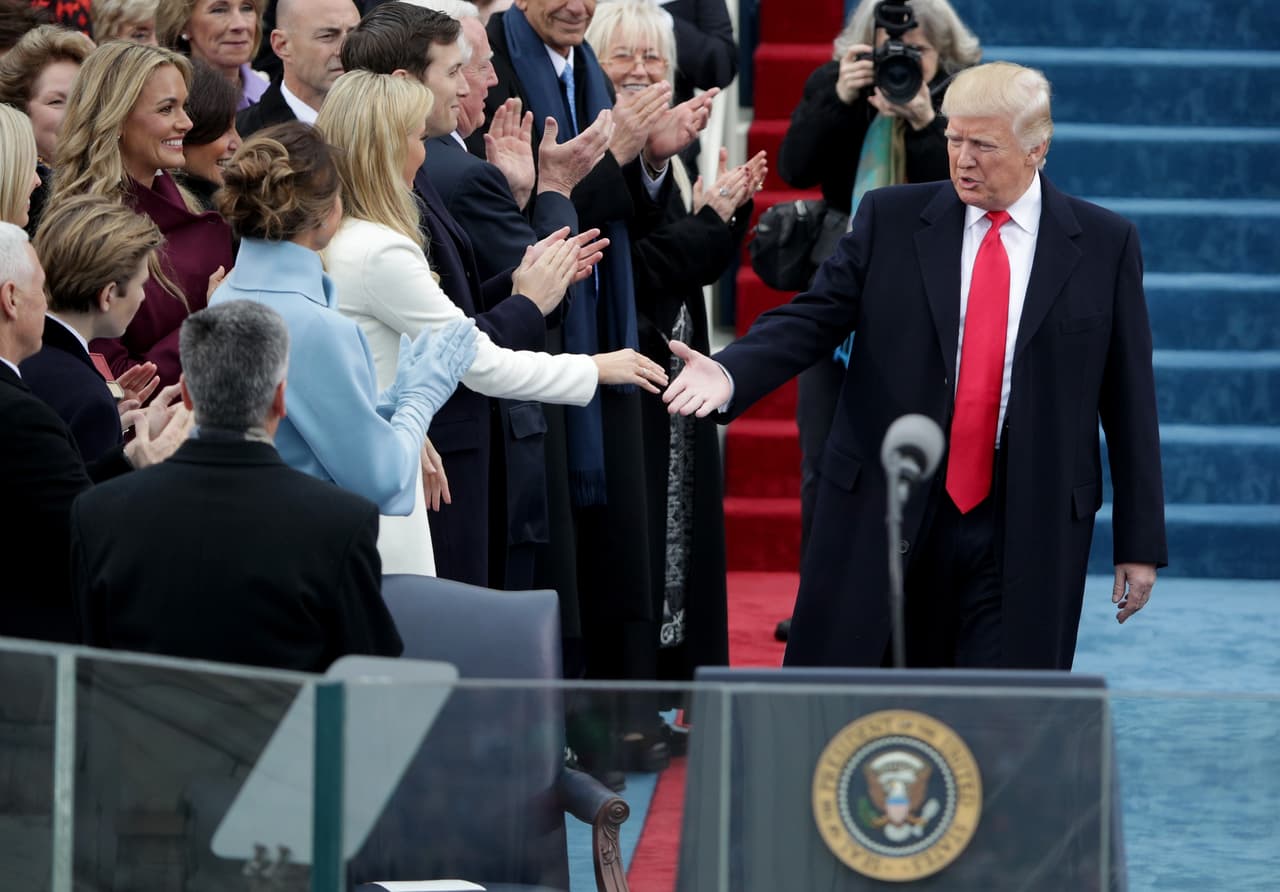 Ivanka ha mantenido un nivel de autoridad en los negocios familiares que su padre no le ha otorgado a ninguna de sus esposas o de sus otros hijos. "Creo que su padre de verdad la escucha, y cuando digo que lo hace, quiero decir que su padre la respeta mucho y no solo porque sea su hija",
<b><a href="http://www.theweek.co.uk/us-election-2016/73022/ivanka-trump-who-is-donald-trumps-daughter-and-proxy-wife">ha dicho a los medios Carl Icahn, un amigo cercano de la familia Trump.</a></b>