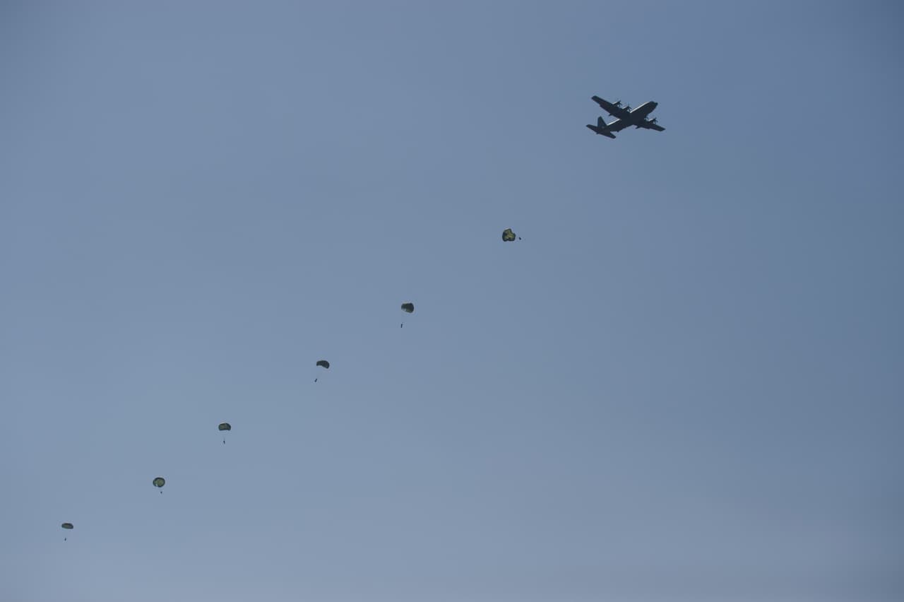 Soldados se lanzan en paracaídas en el marco del ejercicio militar conjunto