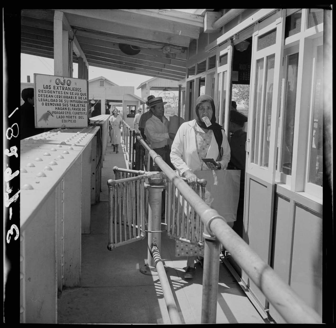 <b>Mexicanos entrando a los Estados Unidos.</b> Estación de inmigración de los Estados Unidos en El Paso, Texas. Junio de 1938.