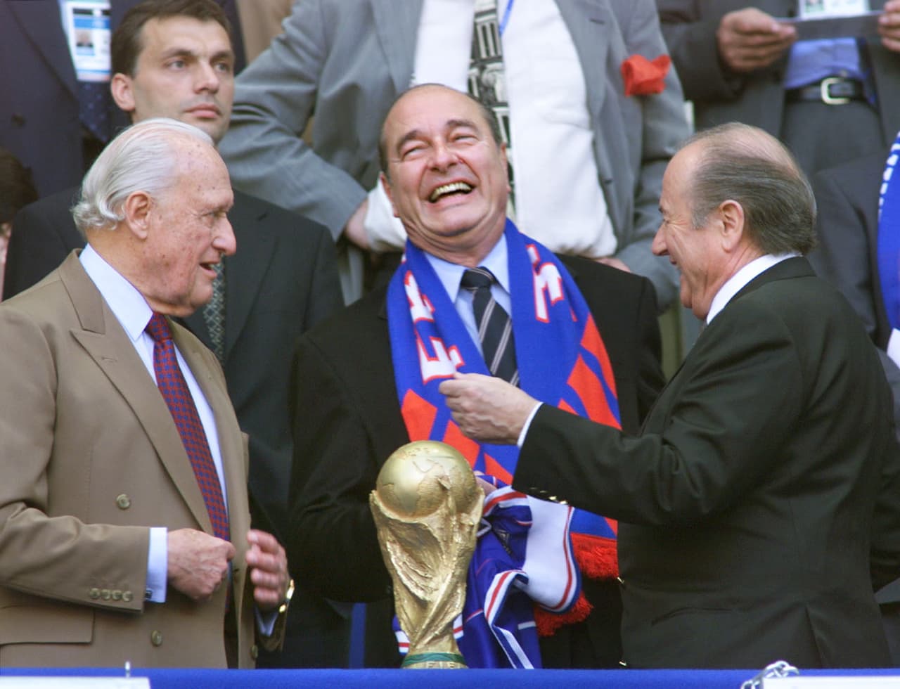 El suizo en su caracter de Secretario General, junto a su predecesor Joao Havelange y su ex yerno, Ricardo Teixeira, presuntamente habrían cobrado millones por sobornos en acuerdos comerciales para el mundial.