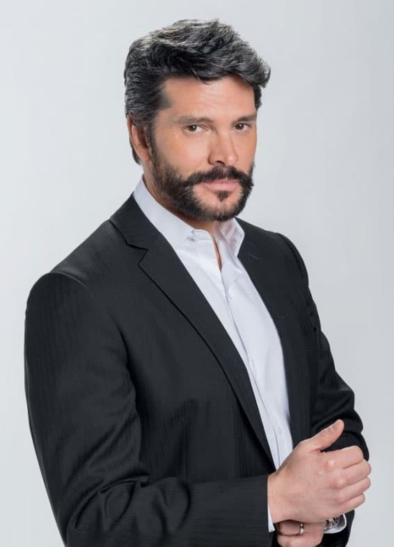 <b><a href="http://www.univision.com/novelas/enamorandome-de-ramon/marcelo-cordoba-es-julio-en-enamorandome-de-ramon">Marcelo Córdoba es 'Julio'</a></b>, es tío de 'Fabiola' y 'Andrea', y papá de 'Osvaldo' y 'Jorge'. Es un hombre irresponsable, adicto al juego, mentiroso e interesado. Al saber que 'Juana' es la beneficiaria de la herencia de su hermano, se acerca a ella para tratar de enamorarla.