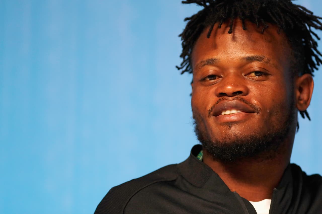 Fue separado de su familia a los 9 años, fue rescatado después de ocho días en el bosque y llevado a la capital, Kinshasa, donde aprendió judo en un centro para niños desplazados. Dijo que el deporte le dio una salida y le enseñó la disciplina y compromiso.