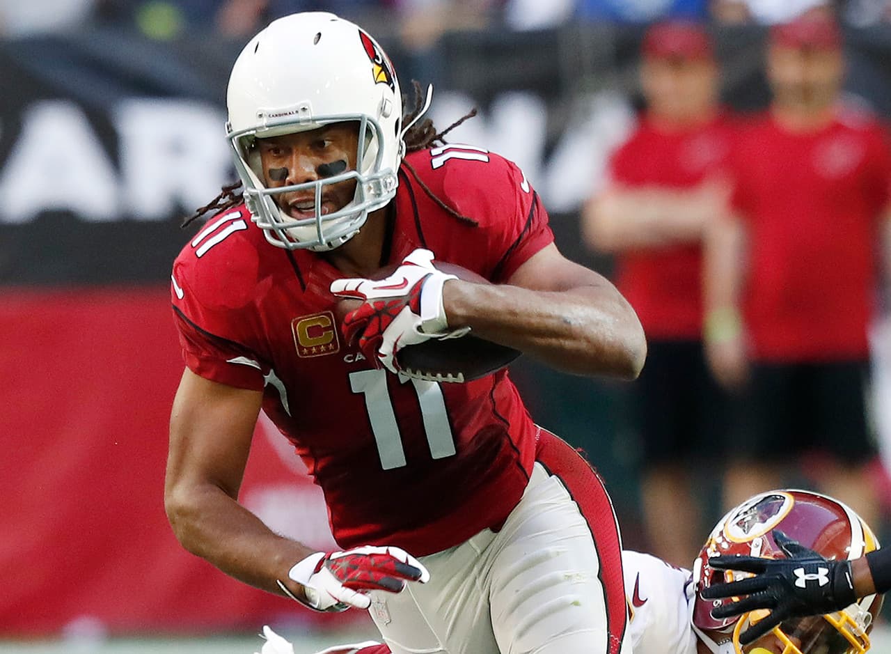 <b>Arizona Cardinals: LARRY FITZGERALD </b>
<i>(13 temporadas de la NFL)</i>
<br>Llegando de otra campaña de 1,000 yardas, Fitzgerald de 33 años es una leyenda con destino a Cantón y sigue siendo un activo para el juego de pase dirigido por Carson Palmer. Con Michael Floyd fuera del equipo, los Cards cuentan con Fitzgerald para entregarle el balón de nuevo, en lo que podría ser su última temporada de la NFL. Sin embargo, después de atrapar 216 envios en los últimos dos años, no hay duda de que podría jugar mucho más allá de 2017.