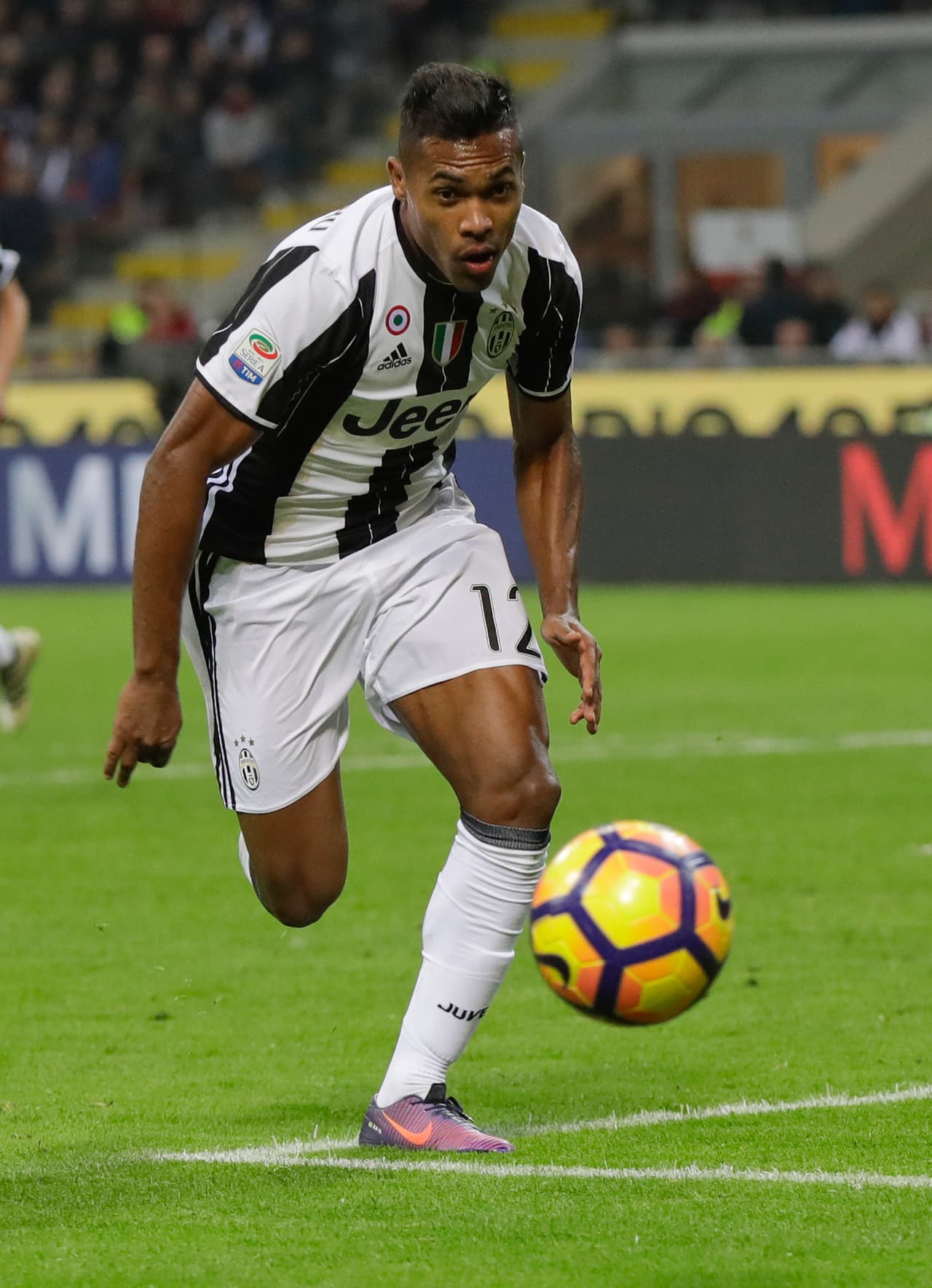 El brasileño Alex Sandro, de la Juventus, está en negociaciones con el Chelsea, pero parece que han avanzado como se esperaba.