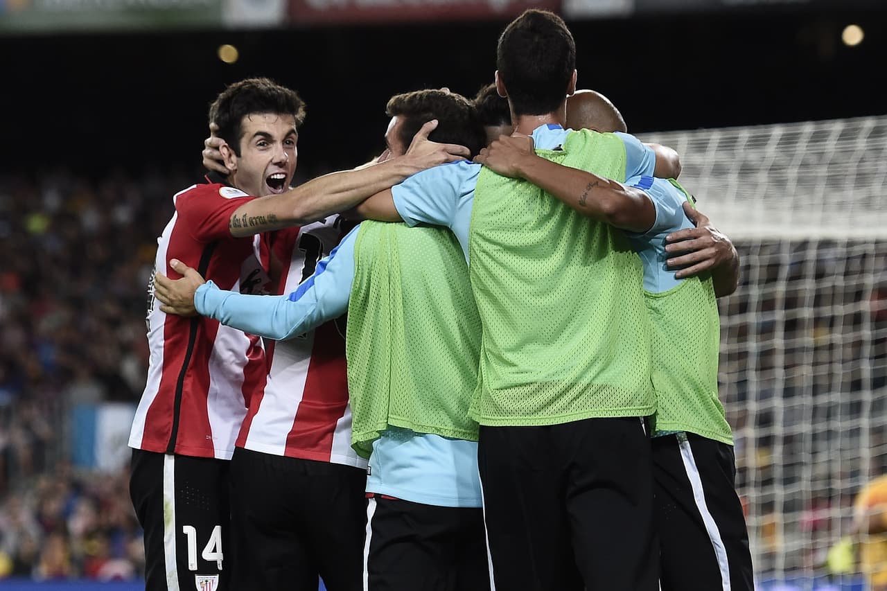 Aduriz aprovechó un mal rechace de Mathieu para quedar solo frente al arco de Claudio Bravo y así marcar el quinto del Bilbao en la serie.