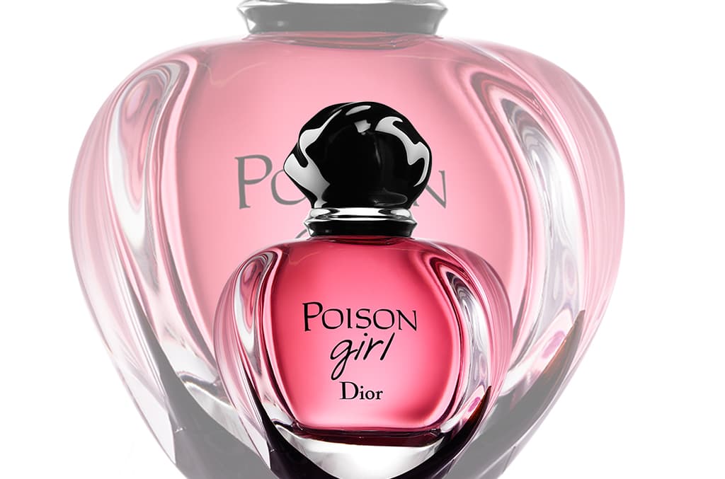 El perfumista de Dior François Demachy describe a Poison Girl de Dior como un aroma que se identifica al instante, al que amas o odias. Así que te recomiendo que antes de hacer esta compra te asegures que las notas florales sean de las favoritas de tu mamá. Lo que más me gusta de esta fragancia es el nivel de fijación. La naranja amarga está presente dentro de las notas de este aroma pero de manera intensa.