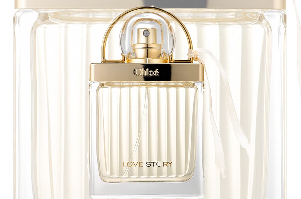 Love Story, Chloé, este perfume es de los que te conquistan por su botella. La su forma tiene la romántica inspiración de los candados con los que la gente sella su amor en el puente parisino Ponts des arts. Su aroma es femenino y es para las mamás a las que les gustan la flor de naranja.