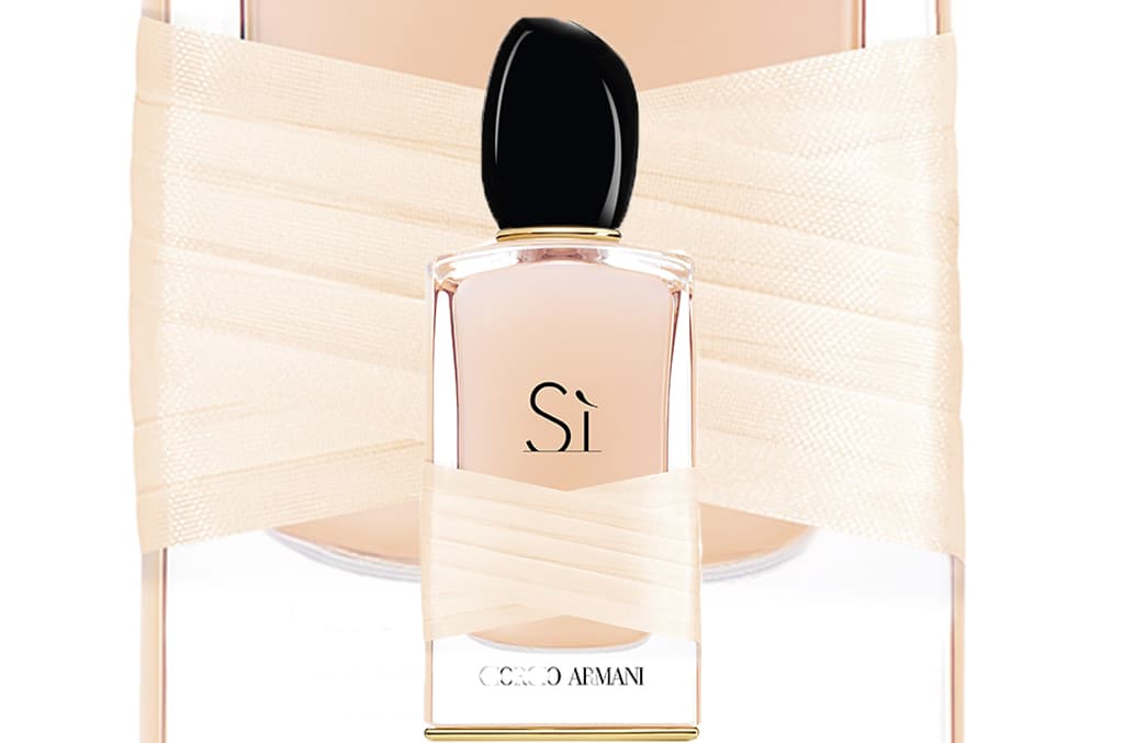Sí, Rose Signature de Giorgio Armani es una versión floral también fresca y ligera ideal para la primavera y el verano, por lo que regalársela a tu mamá justo ahora es perfecto. Con rosa de damasco y bergamota. No debes de dudar dársela si tu mamá tiene dentro de su colección la fragancia la versión original de este aroma.