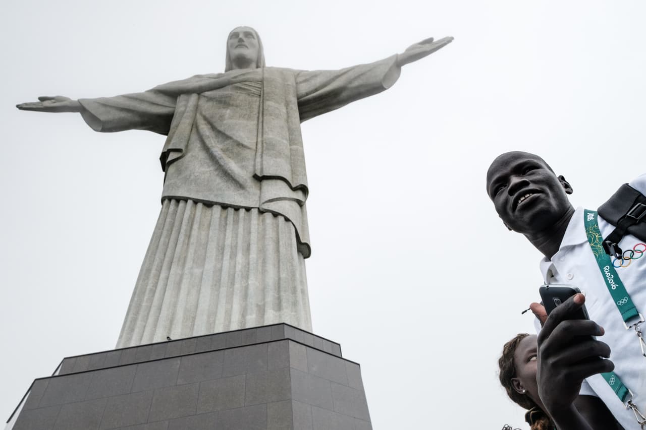 Yiech Pur Biel - Atletismo, 800m - País de origen - Sudán del Sur - Fue seleccionado para ir al centro de formación de la Fundación Loroupe y se competirá en los 800 metros en los Juegos Olímpicos, compartiendo escenario con el campeón olímpico y récord mundial de Kenia David Rudisha.