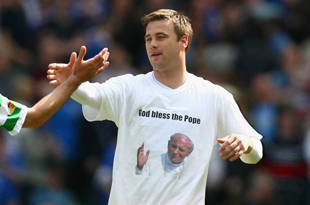 En el 2008, enardeció a los protestantes del Rangers tras mostrar una camiseta con la leyenda: DIOS BENDIGA AL PAPA. La cual incluía la fotografía del fallecido pontífice polaco Karol Wojtyla (Juan Pablo II).