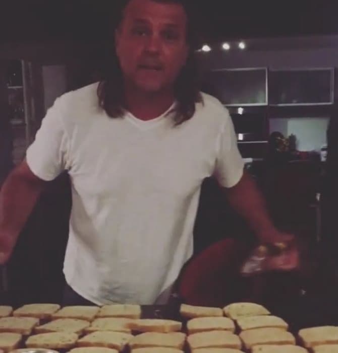 Desde su casa, René Strickler preparó sándwiches y los repartió en las calles.