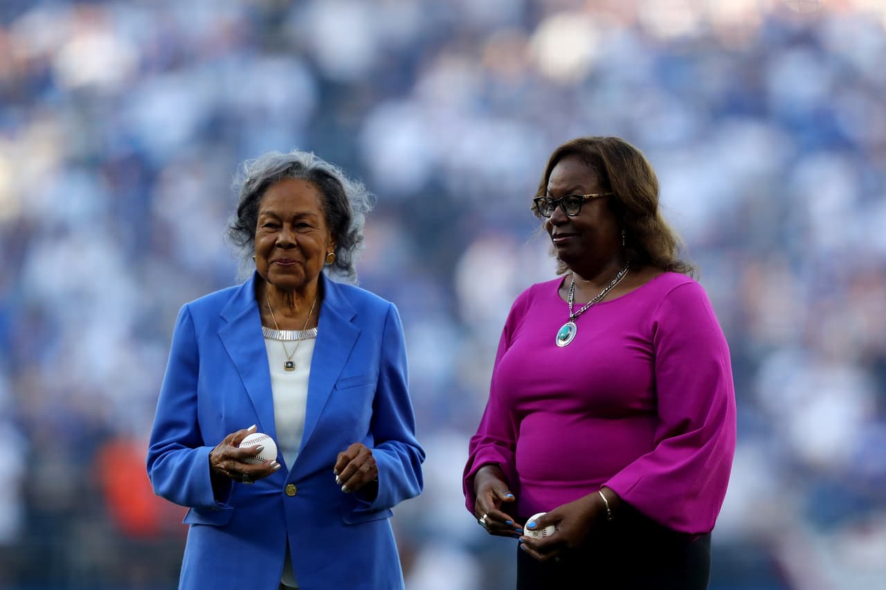 Rael y Sharon Robinson, esposa e hija del legendario Jackie Robinson, fueron invitadas de honor al realizar el lanzamiento inicial.