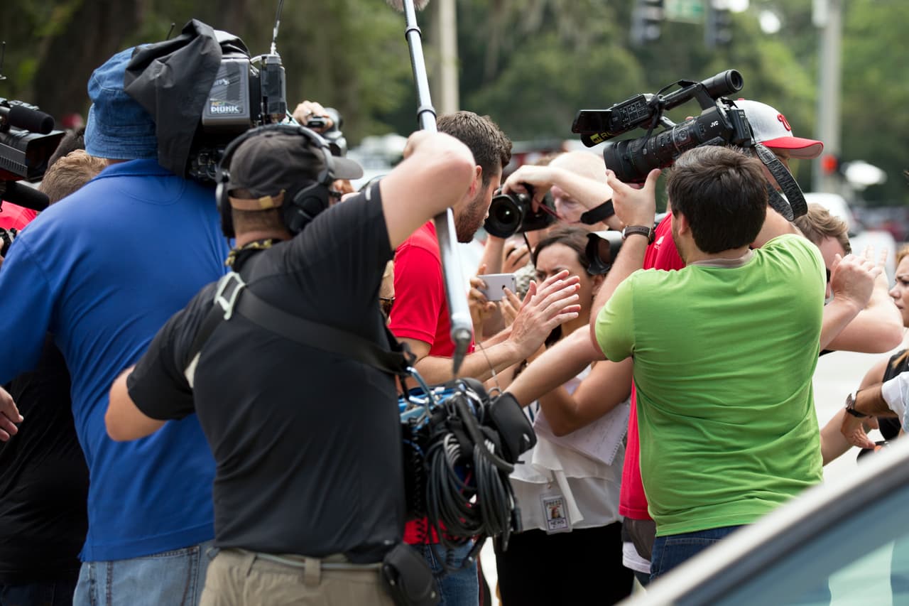 La prensa intenta conversar con los familiares de las víctimas de la masacre a las afueras del Beardall sr Center de Orlando, lugar de encuentro con las autoridades.