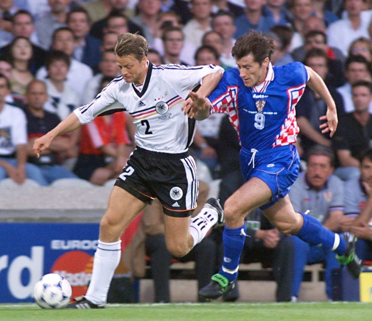 Alemania venía en picada desde la eliminación en cuartos de final de Francia 1998, cayendo goleada 3-0 ante Croacia.