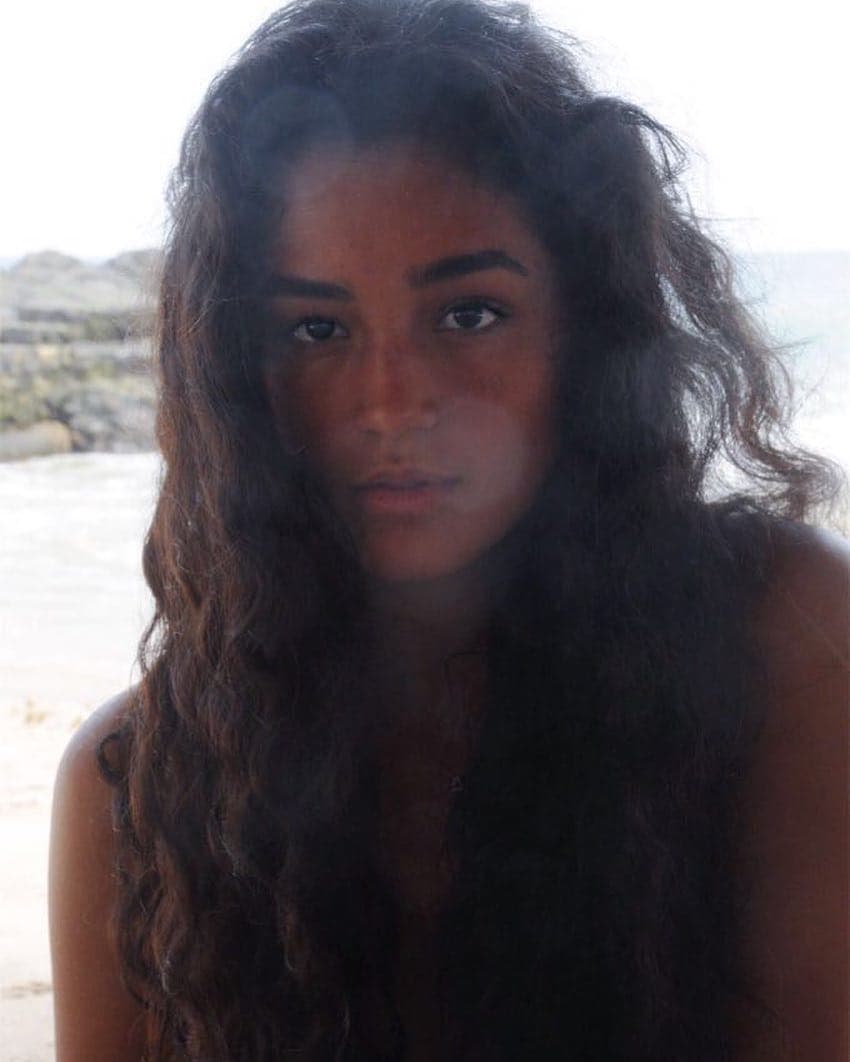 Nacida en 1999, Alejandra Capetillo Gaytán es la tercera hija del matrimonio entre Bibi Gaytán y Eduardo Capetillo. La actriz mexicana esperó quince años después de Alejandra para tener a los mellizos, Manuel y Daniel.