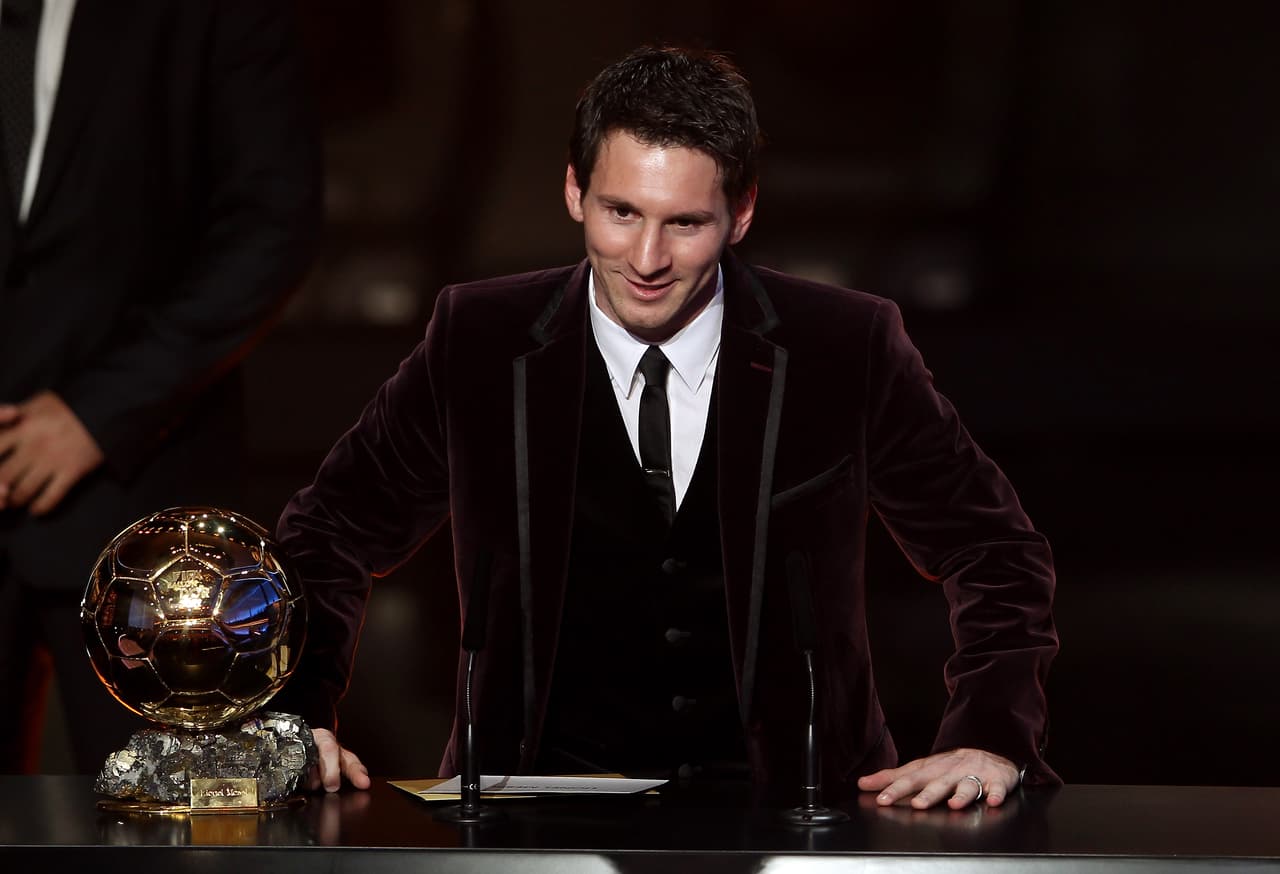 El argentino Lionel Messi recibió su tercer Balón de Oro consecutivo en 2011 al ganar con Barcelona una Champions, una Liga de España, además de las Supercopas de España, de Europa y el Mundial de Clubes.