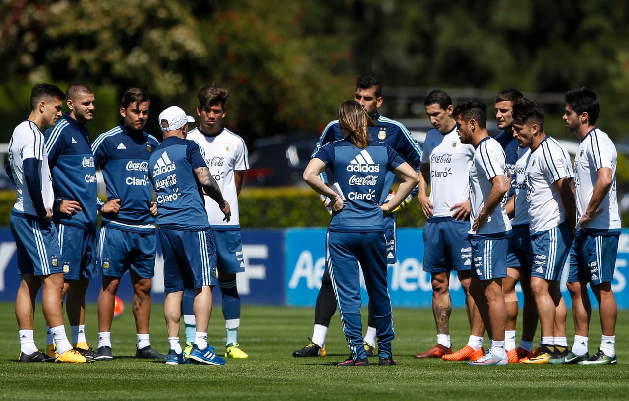 De ganar, Argentina llega a 28 puntos y si hay un ganador entre Colombia y Perú superará al que pierda ese juego. No obstante, de suceder eso, necesita que Chile no derrote a Brasil de visitante.