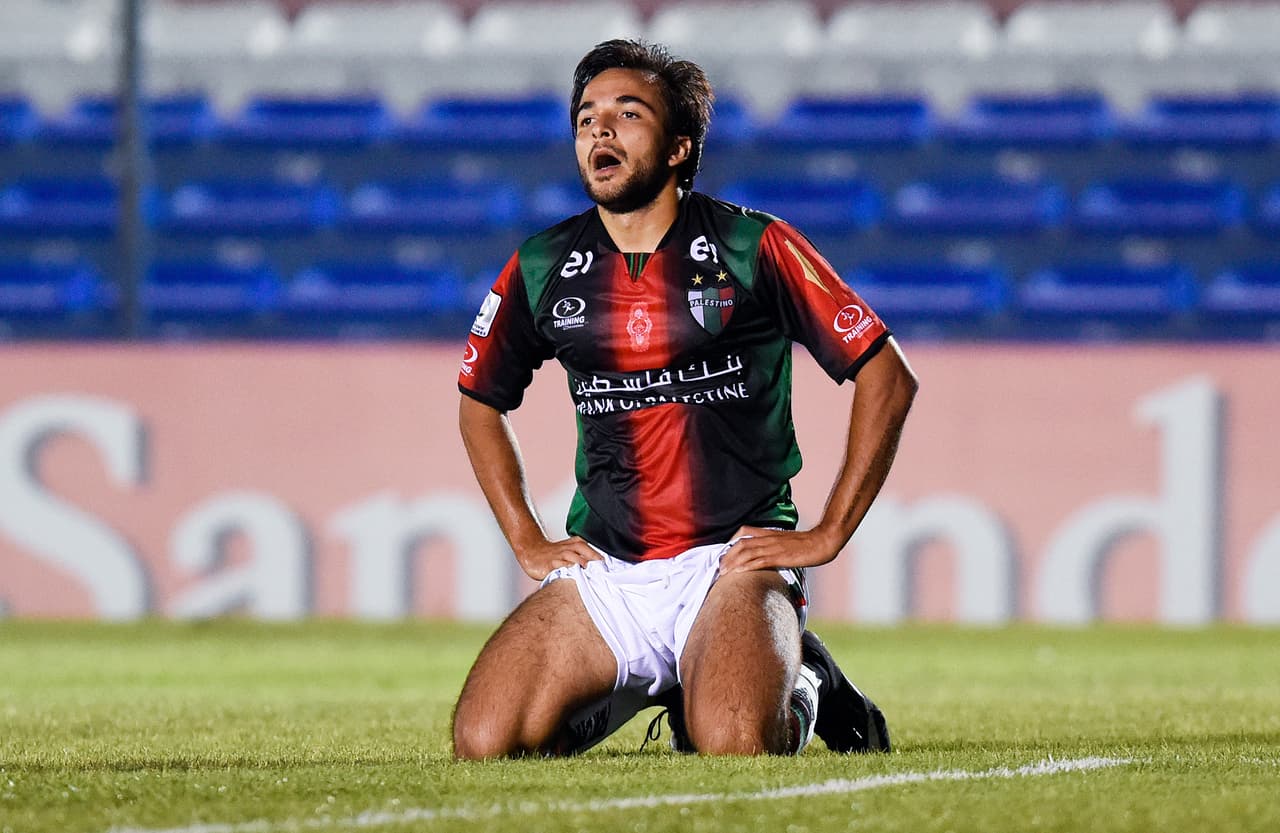 Con el equipo espaol nunca jugó, se fue cedido al Alavés y no cuajó. Ha jugado en los mejores equipos de su país, tuvo un paso por Brasil y por México, con Pumas y Chiapas.