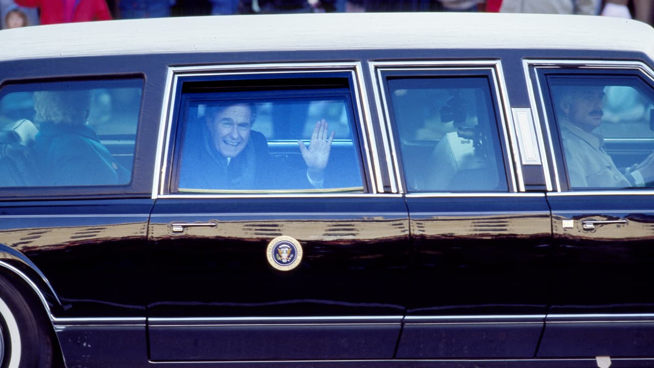 George H. W. Bush y su esposa Bárbara en la nueva limusina oficial en la Avenida Pensilvania, más adelante salieron del vehículo para saludar a la multitud el 20 de enero de 1989. Ese año se incorporó en la flota de la Casa Blanca un Lincoln Town Car, modificado con los accesorios de seguridad y defensa, el último de los vehículos Lincoln adquiridos para el transporte del presidente.