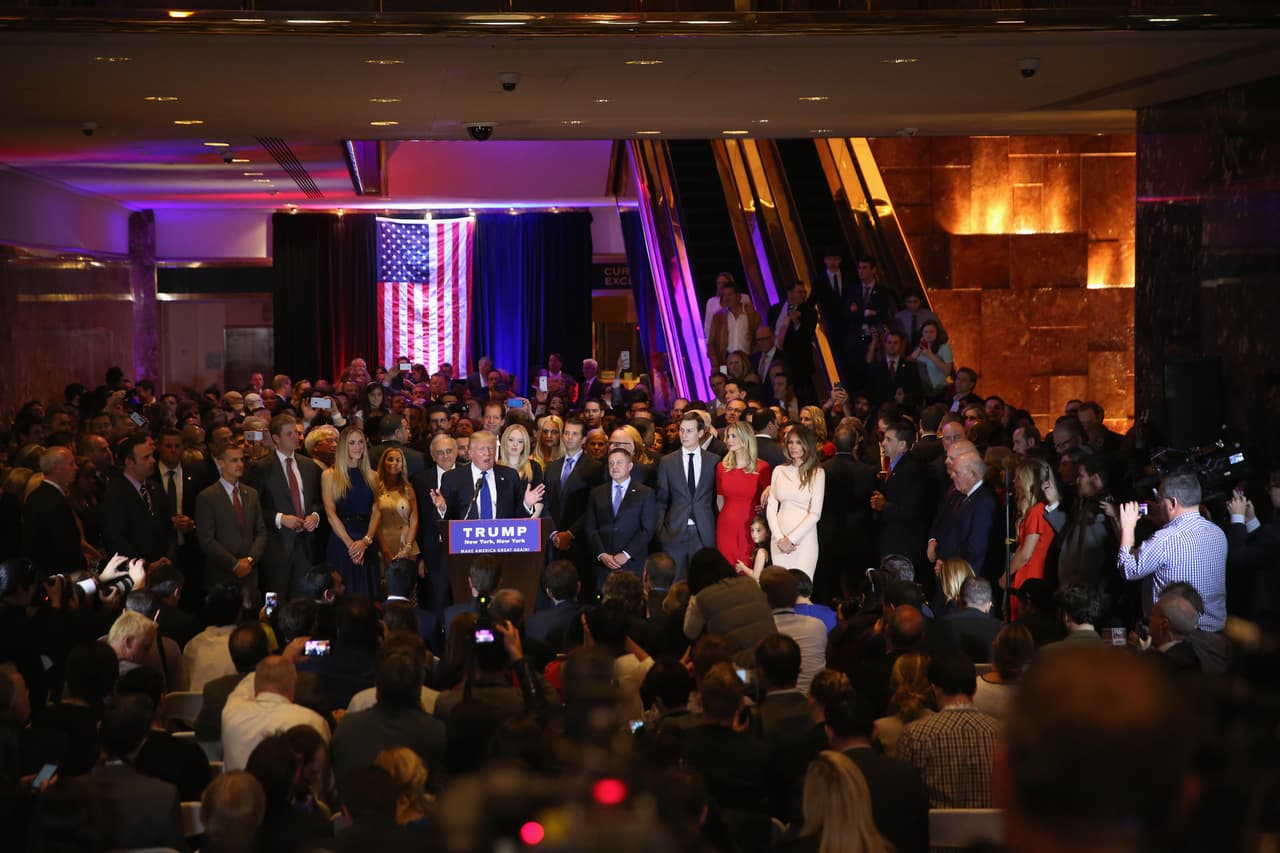 Trump no habló sobre sus propuestas migratorias, pero criticó que supuestamente los veteranos de guerra reciben menos ayuda del gobierno que los inmigrantes indocumentados.