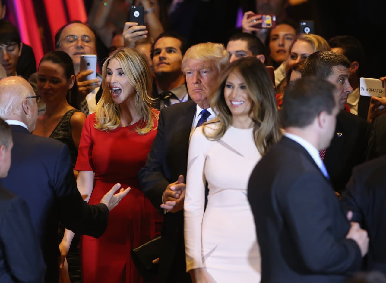 Desde su lujosa Torre Trump de Manhattan, el magnate inmobiliario llegó acompañado de su familia y habló ante cientos de seguidores y empresarios.