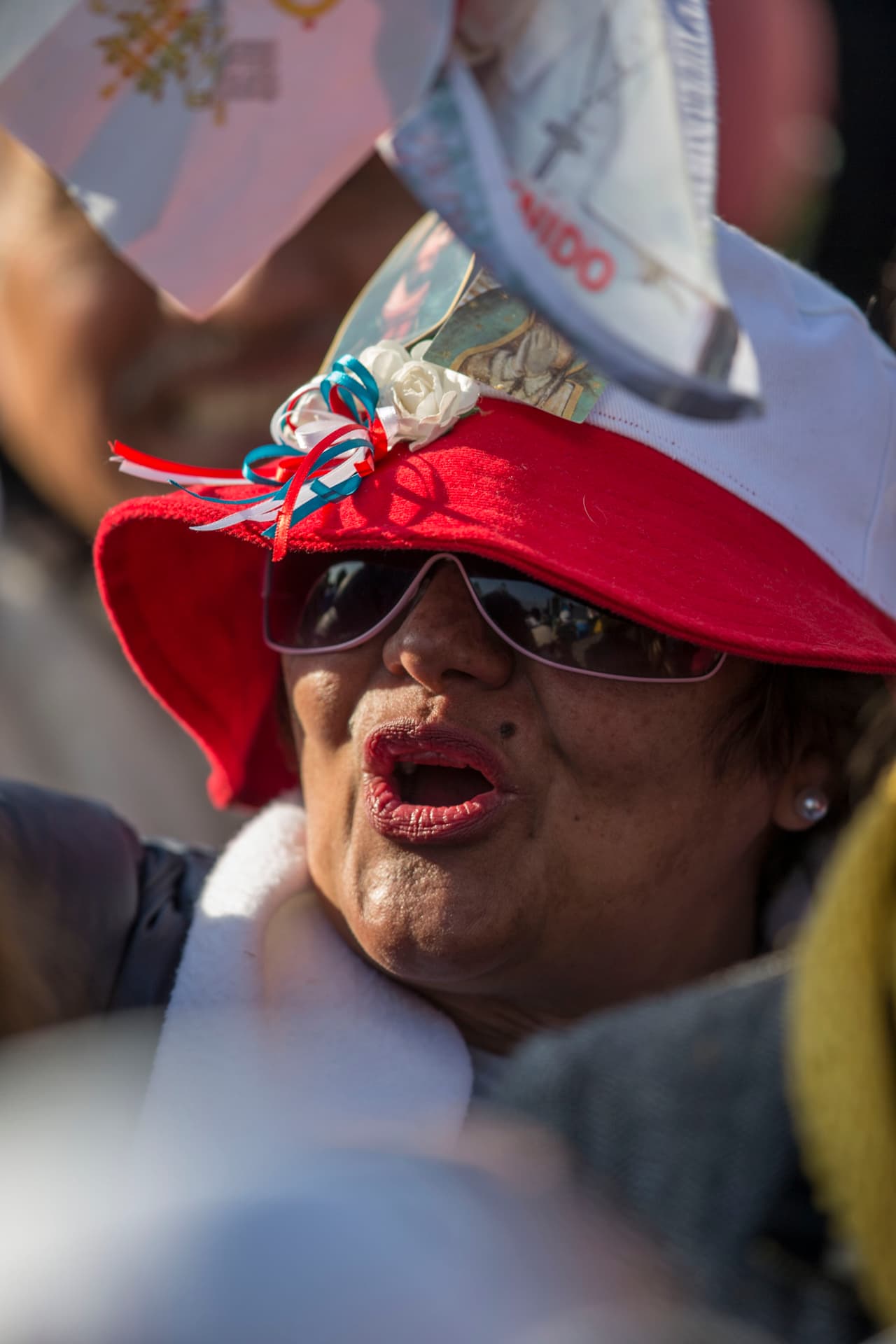 Esta mujer se preparó para el intenso sol. Usa gorra, alusiva a la visita del Papa, y unos lentes obscuros.
