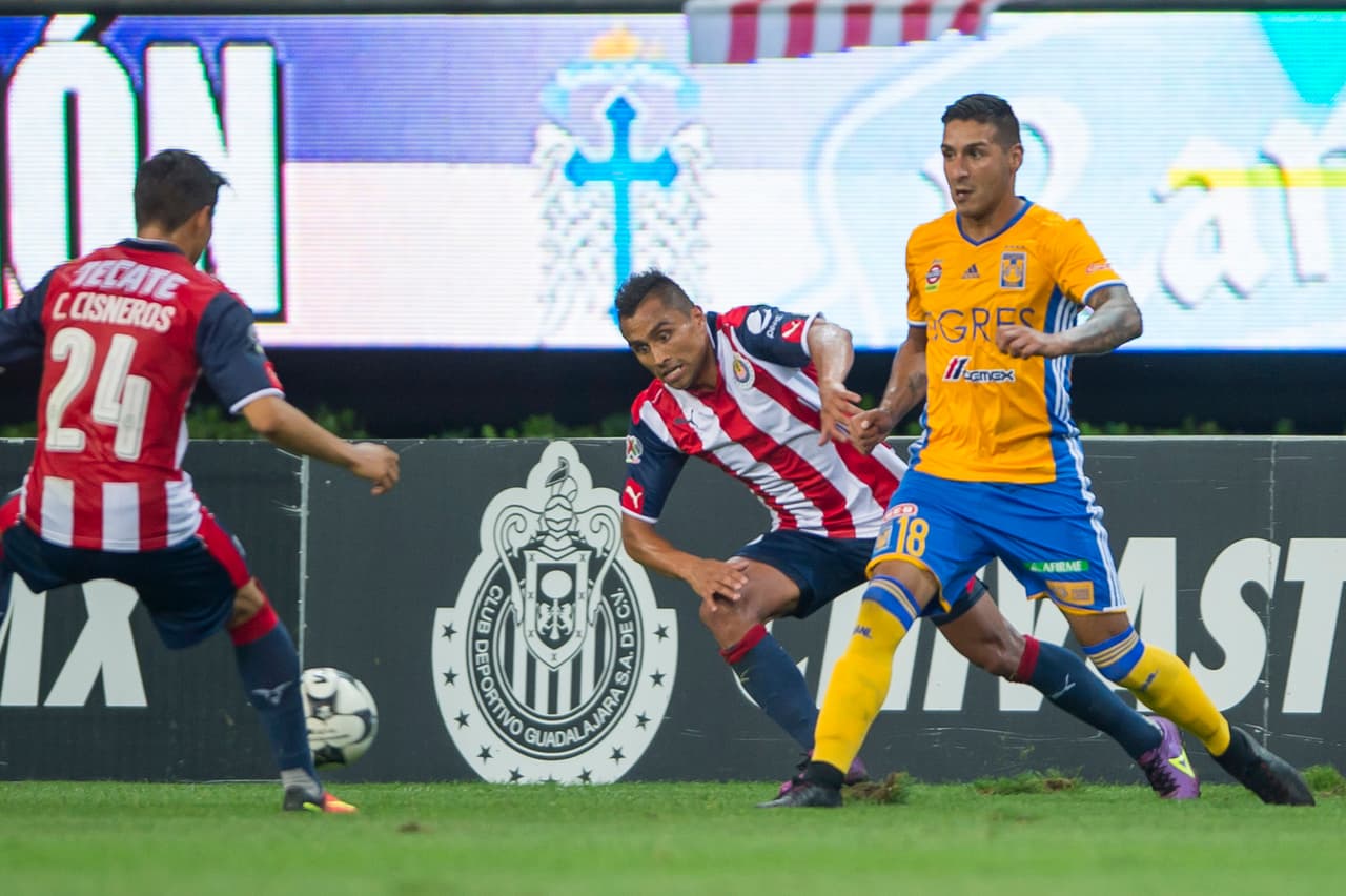 Tigres le pegó a Chivas de visitante y confirmó su liderato en la Liga MX