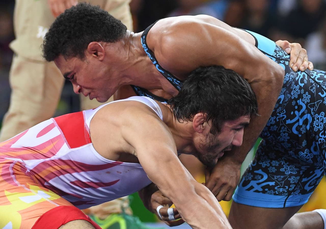 Gómez pasó directo a la segunda ronda de los 65 kilogramos tras vencer al búlgaro Borislav Novachkov. Sin embargo, en su segundo combate, una polémica decisión lo dejó fuera del medallero dándole la victoria al uzbeko Ikhtioyor Mavruzov.