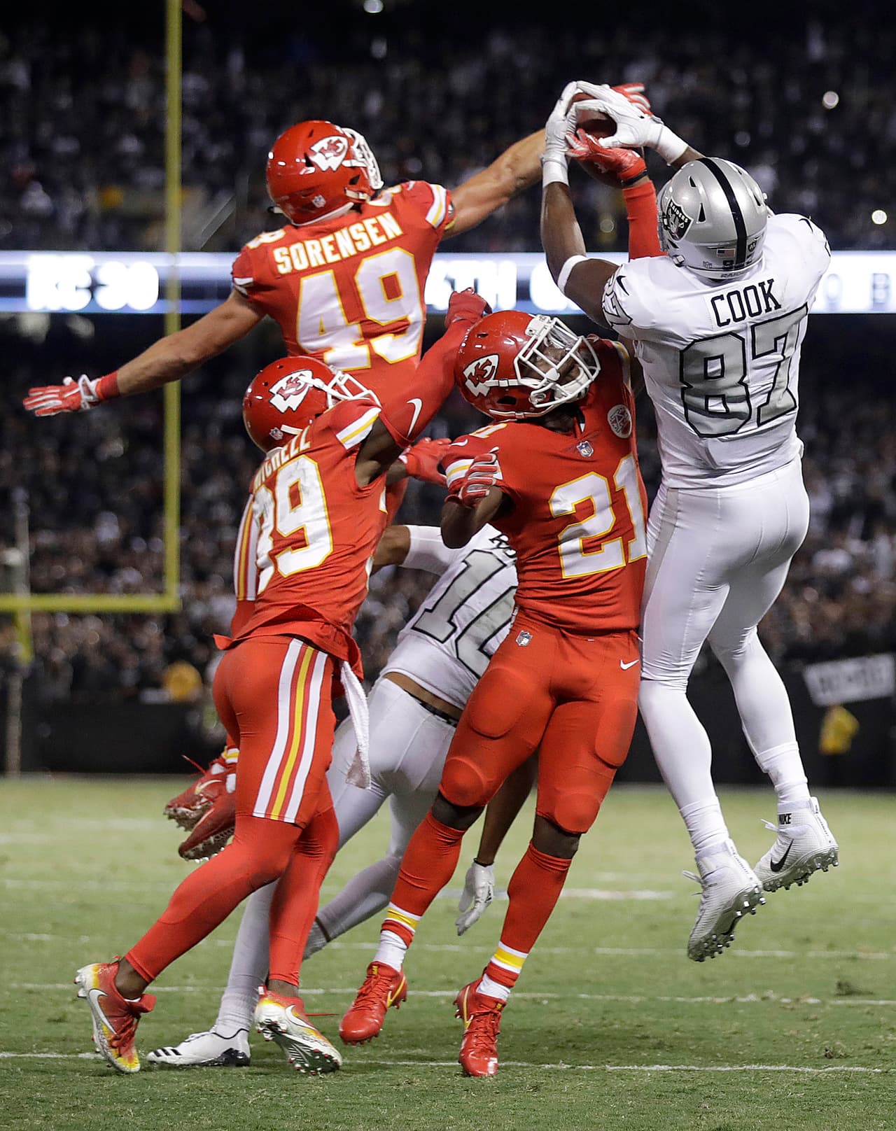 Los Raiders tenían un aparente touchdown de Jared Cook con 18 segundos restantes cuando la repetición dictaminó que se quedó en la yarda 1. Una interferencia ofensiva en Crabtree sobre Marcus Peters anuló otra anotación en la siguiente jugada.