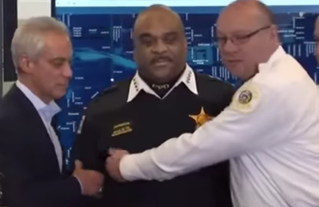 Eddie Johnson se tambalea en una conferencia de prensa