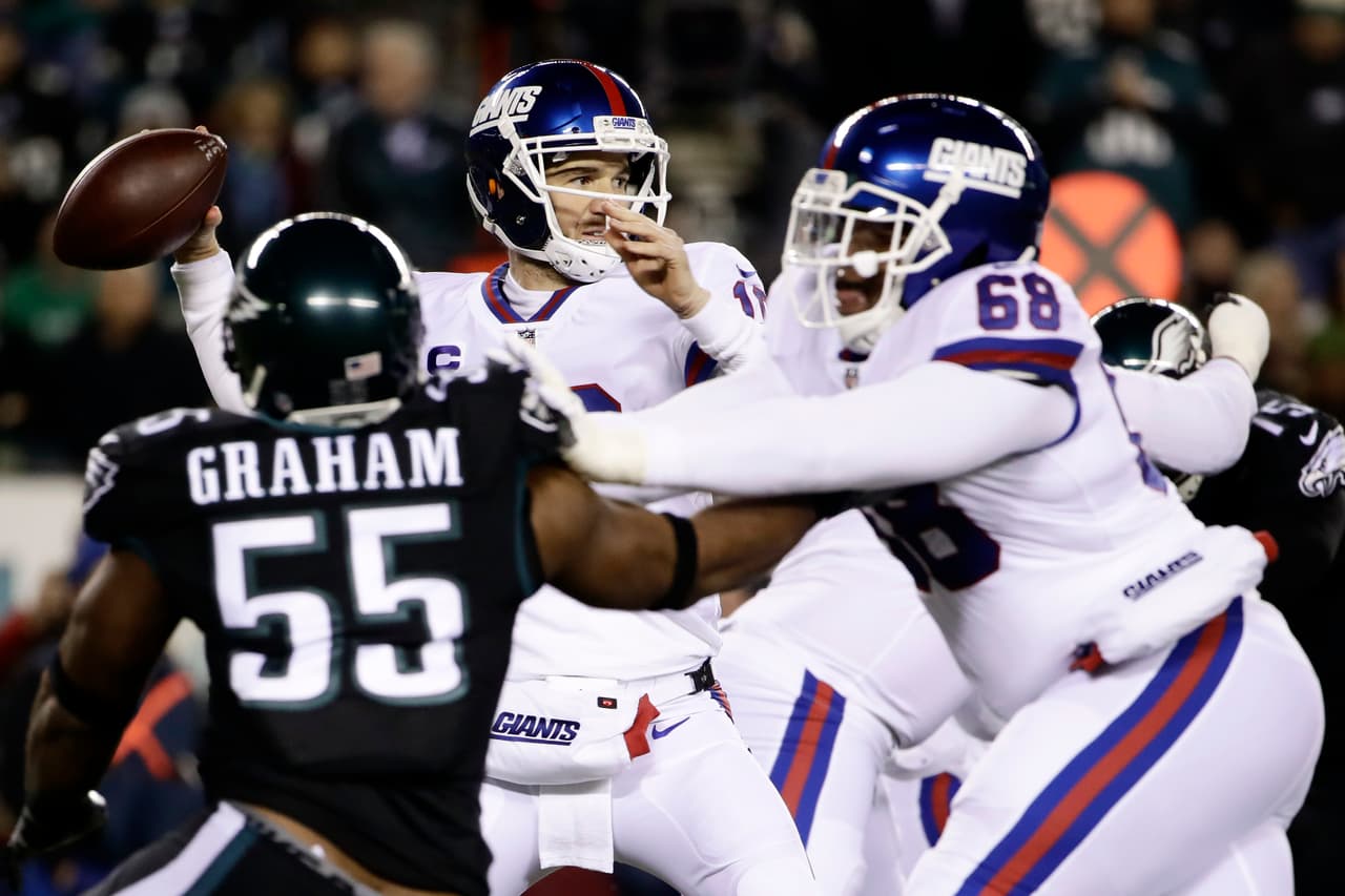 New York Giants' Eli Manning, center, passes during the first half of an NFL football game against the Philadelphia Eagles, Thursday, Dec. 22, 2016, in Philadelphia. (AP Photo/Matt Rourke)