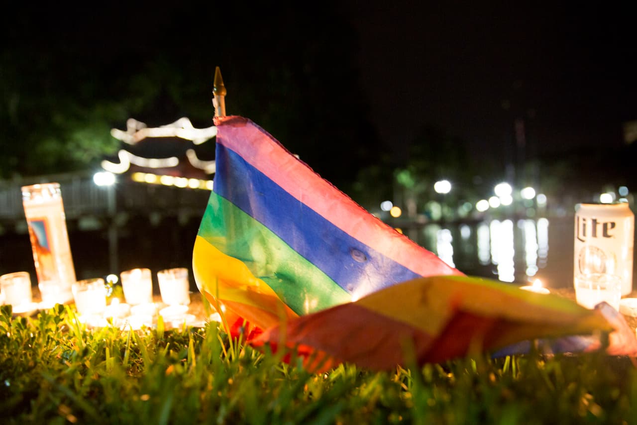 Símbolos de la comunidad LGBT en la vigilia por las víctimas del ataque en el Parque Lake Eola de Orlando.