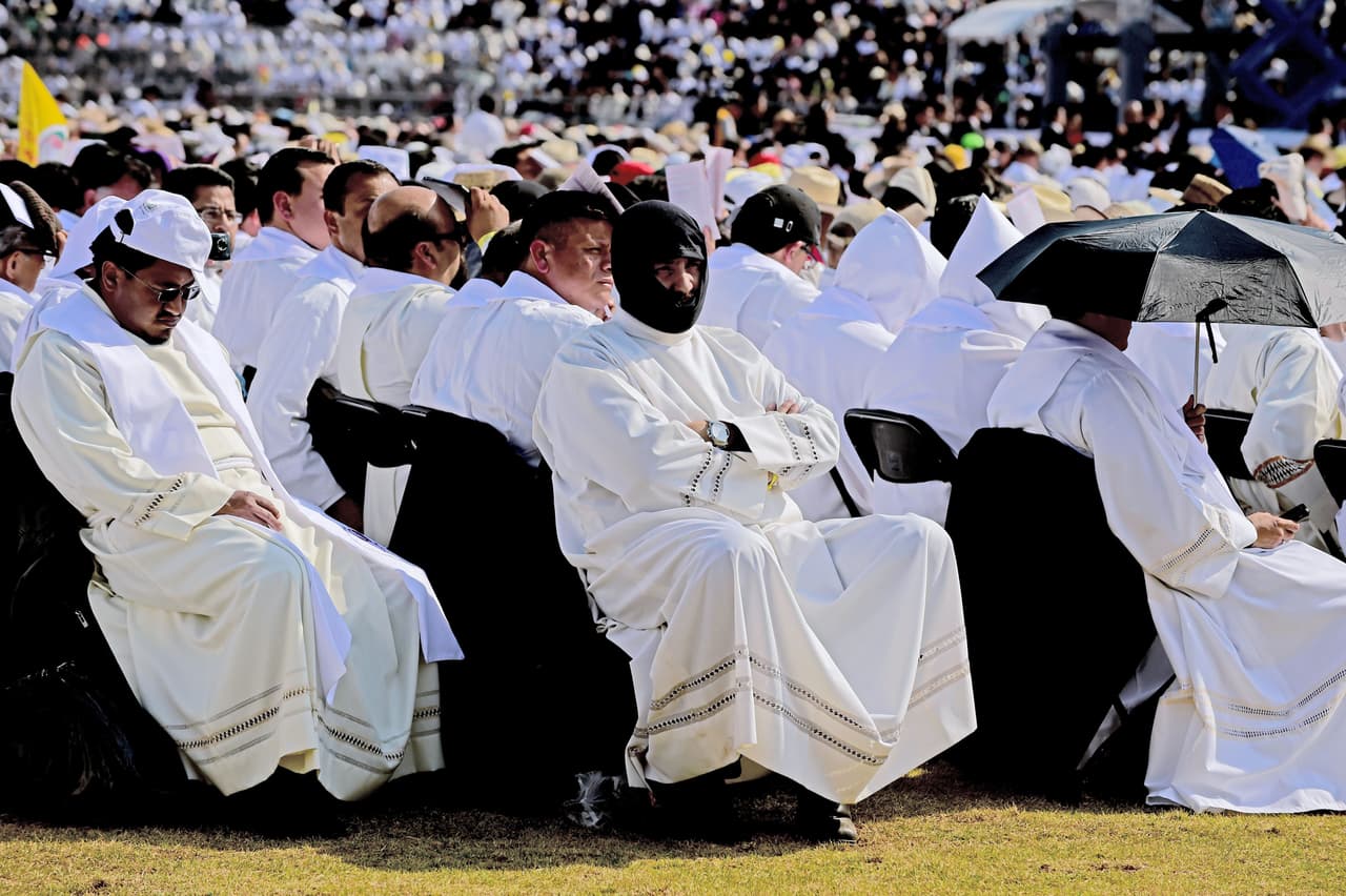 Un grupo de sacerdotes asiste a la misa del Papa en el estadio Venustiano Carranza.