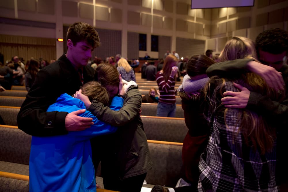 Amigos y familiares de las víctimas en el velatorio