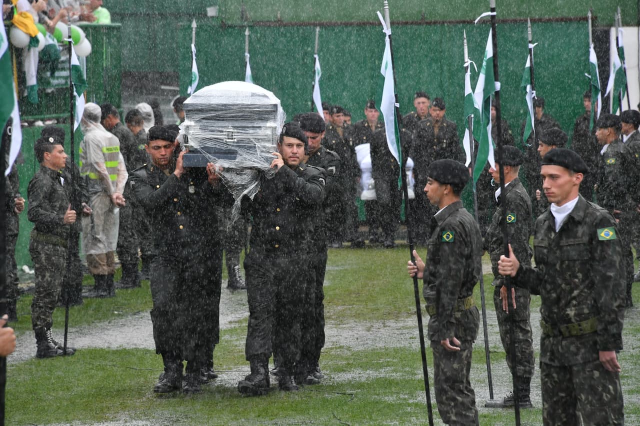 Más de 100,000 personas se dieron cita en el estadio del equipo para recibir los cuerpos de los futbolistas que fallecieron en el accidente aéreo.