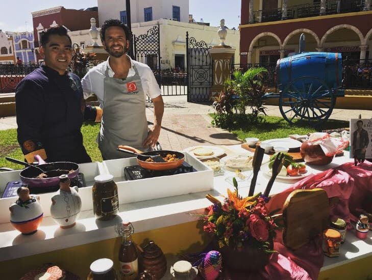 El chef Oropeza y el chef Rafael Enrique Meneses nos prepararon pan de cazón.