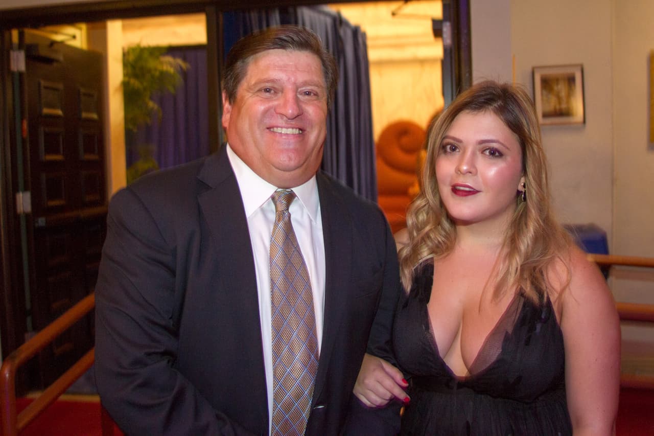 Miguel Herrera y su hija. Se ve feliz el nuevo DT del América en su segunda etapa en el banquillo azulcrema.