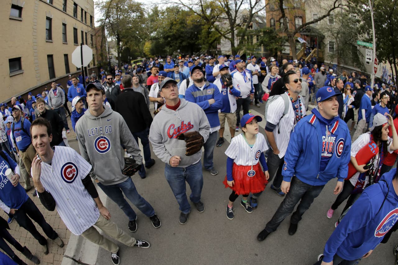 Los alrededores de Wrigley Field están llenos de aficionados desde temprano.