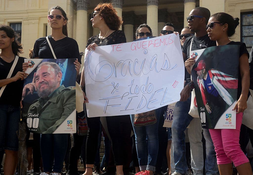 Estudiantes universitarios se reúnen este sábado en el centro de La Habana.