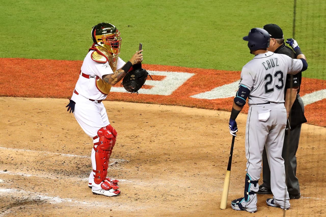 Uno de los momentos de la noche. Antes de batear, Nelson Cruz solicitó al catcher rival Yadier Molina que le tomara una fotografía junto al histórico umpire Joe West quien recientemente llegó a 5,000 juegos en su carrera.